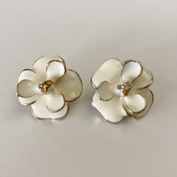 Cream Flower Enamel Earrings - Picture 3 of 7
